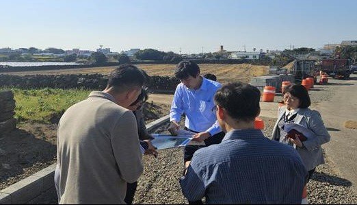 [제주=뉴시스] 침수피해가 발생하는 제주시 구좌읍 세화리 지역에서 관계 공무원 등이 우수유출저감시설 설치에 따른 현장 조사를 하고 있다. (사진=제주도 제공) photo@newsis.com *재판매 및 DB 금지