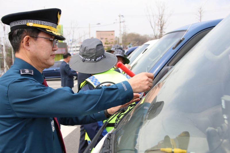 9일 출범한 진천경찰서 '농산물안심순찰대' 차량에 손휘택 진천경찰서장이 순찰대 스티커를 붙여주고 있다.(진천경찰서 제공, 재판매 및 DB금지)/뉴스1