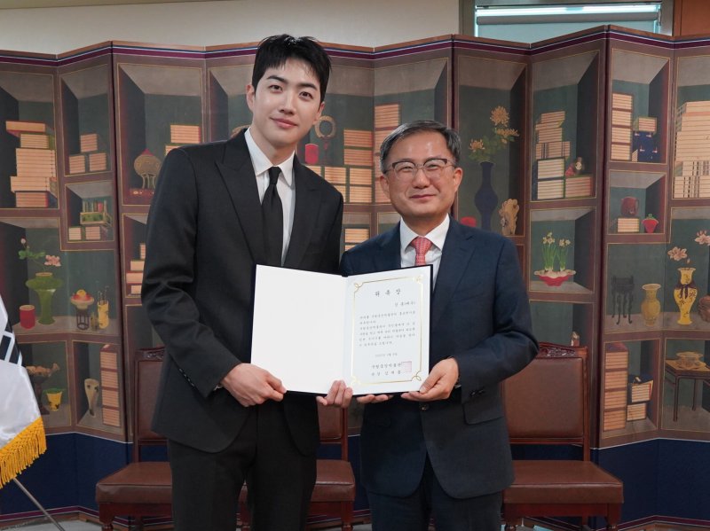 배우 강훈(왼쪽)과 김재홍 국립중앙박물관 관장(국립중앙박물관 제공)