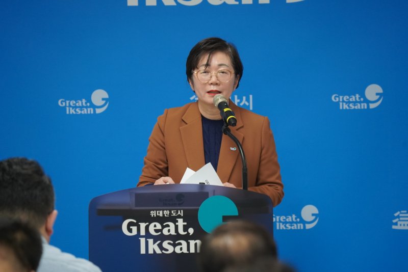 9일 나은정 익산시 상하수도사업단장이 정례브리핑을 통해 '노후상수도 정비 6개년 사업'을 설명하고 있다. (사진=익산시 제공)