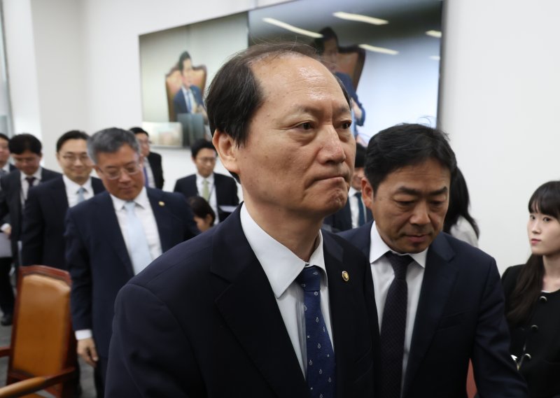[서울=뉴시스] 고승민 기자 = 헌법재판관 후보자로 지명된 이완규 법제처장이 9일 서울 여의도 국회에서 열린 제424회 국회(임시회) 제1차 법제사법위원회의 현안질의 오전질의 정회 후 회의실을 나서고 있다. 2025.04.09. kkssmm99@newsis.com