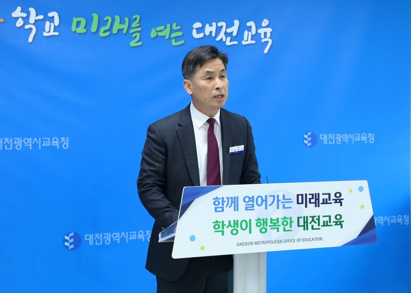 정인기 대전교육청 기획국장이 9일 시교육청 기자실에서 2025년도 교육복지 정책 추진 계획을 발표하고 있다. (대전교육청 제공. 재판매 및 DB금지) /뉴스1