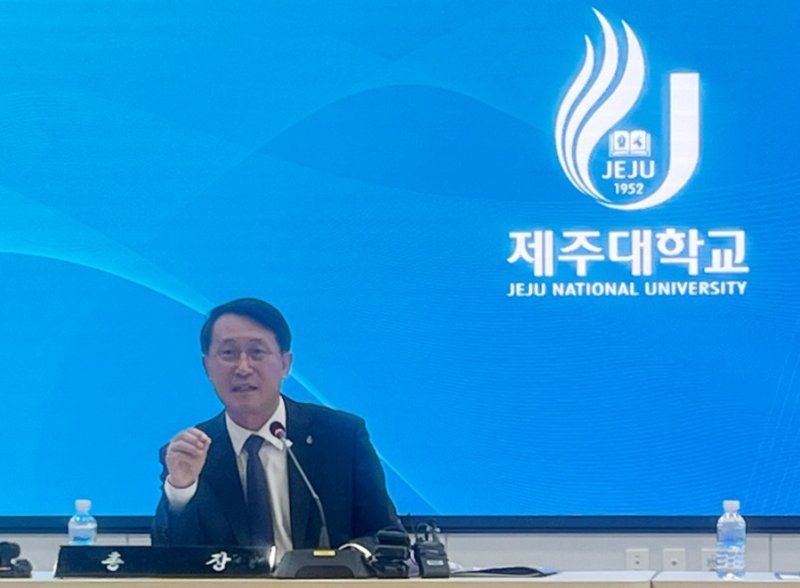 [제주=뉴시스] 양영전 기자 = 김일환 제주대 총장이 9일 오전 제주대 산학협력관 1층 대회의실에서 기자간담회를 열고 발언하고 있다. 2025.04.09. 0jeoni@newsis.com *재판매 및 DB 금지