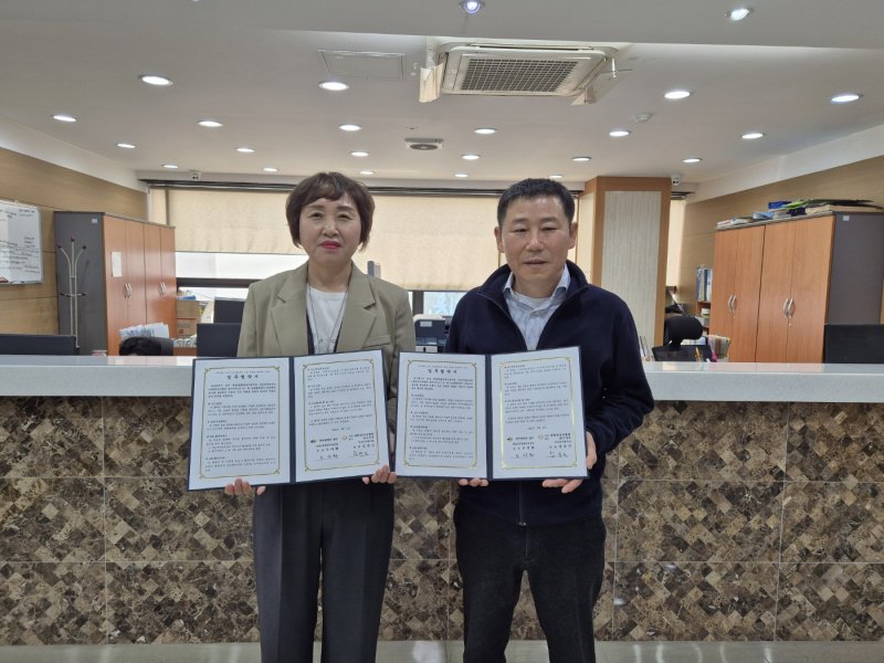 [대구=뉴시스] 대구시 남구는 주민들의 건강증진을 위해 지역 내 안마봉사단과 협약을 체결하고 '사랑의 토닥토닥! 약손 안마서비스'를 운영한다. (사진=대구시 남구 제공) 2025.04.09. photo@newsis.com *재판매 및 DB 금지