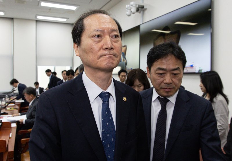 헌법재판관 후보자로 지명된 이완규 법제처장이 9일 오전 서울 여의도 국회에서 열린 제424회 국회(임시회) 법제사법위원회 제1차 전체회의가 정회되자 회의장을 나서고 있다. 2025.4.9/뉴스1 ⓒ News1 이재명 기자