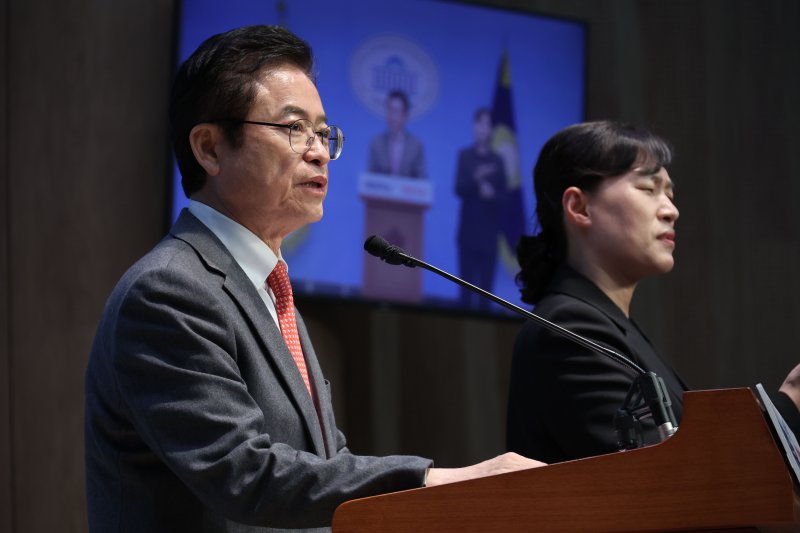 [서울=뉴시스] 권창회 기자 = 이철우 경북도지사가 9일 오후 서울 여의도 국회 소통관에서 열린 기자회견에서 제21대 대통령선거 출마선언을 하고 있다. 2025.04.09. kch0523@newsis.com