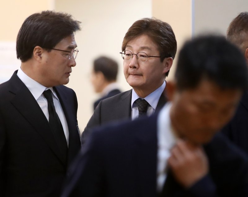 유승민 전 국민의힘 의원이 2일 부산 해운대백병원 장례식장에 마련된 고(故) 장제원 전 국민의힘 의원의 빈소를 찾아 조문을 마친 뒤 이동하고 있다. 2025.4.2/뉴스1 ⓒ News1 윤일지 기자