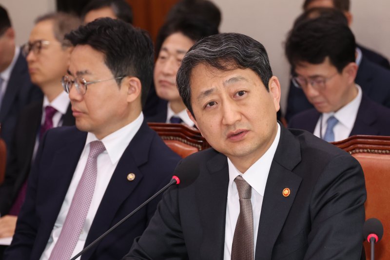 [서울=뉴시스] 권창회 기자 = 안덕근 산업통상자원부 장관이 9일 오전 서울 여의도 국회에서 열린 산업통상자원중소벤처기업위원회 전체회의에서 미국 트럼프 2기 행정부의 상호 관세 조치 관련 의원 질의에 답하고 하고 있다. 2025.04.09. kch0523@newsis.com