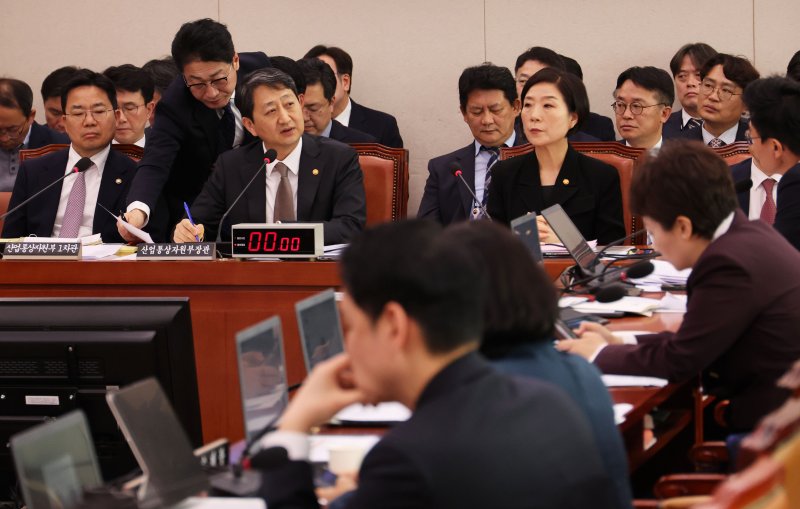 [서울=뉴시스] 권창회 기자 = 안덕근 산업통상자원부 장관이 9일 오전 서울 여의도 국회에서 열린 산업통상자원중소벤처기업위원회 전체회의에서 미국 트럼프 2기 행정부의 상호 관세 조치 관련 의원 질의에 답하고 하고 있다. 2025.04.09. kch0523@newsis.com