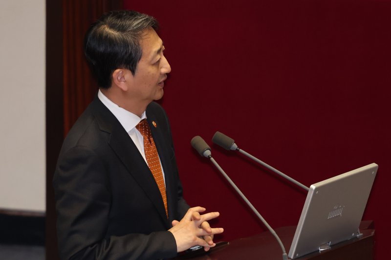 [서울=뉴시스] 권창회 기자 = 안덕근 산업통상자원부 장관이 3일 오후 서울 여의도 국회에서 열린 본회의 긴급현안질문에서 이언주 더불어민주당 의원의 트럼프 상호관세 관련 질의에 답하고 있다. 2025.04.03. kch0523@newsis.com
