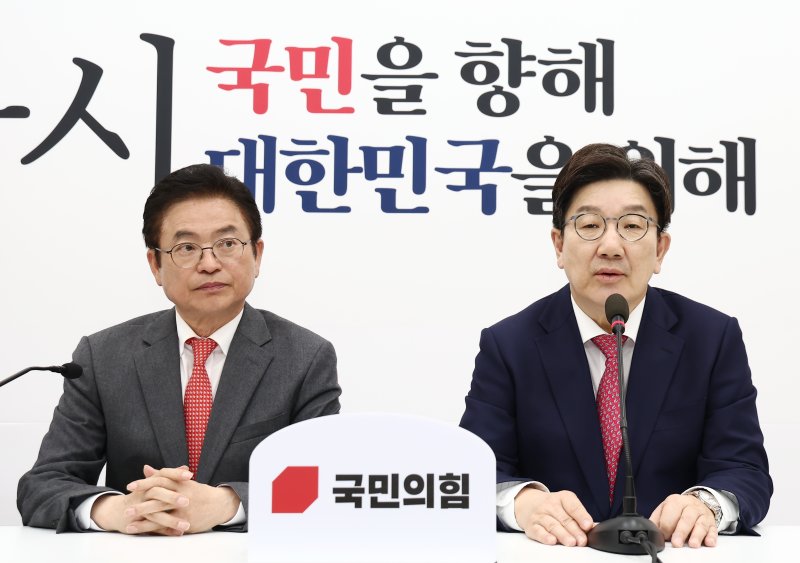 권성동 국민의힘 원내대표가 9일 서울 여의도 국회에서 대선 출마를 선언한 이철우 경북도지사를 면담하며 발언하고 있다. 2025.4.9/뉴스1 ⓒ News1 김민지 기자