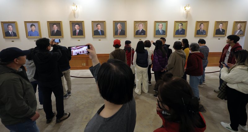 청와대 개방 3주년을 한 달여 앞둔 9일 서울 종로구 청와대를 찾은 관람객들이 본관 곳곳을 관람하고 있다. 2025.4.9/뉴스1 ⓒ News1 박정호 기자