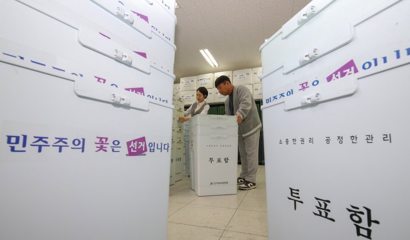 조기 대선이 오는 6월 3일로 결정된 가운데 9일 대전 대덕구 오정동 선거 관련 물품 보관 창고에서 대전시선거관리위원회 관계자가 투표함을 점검하고 있다. 2025.4.9/뉴스1 ⓒ News1 김기태 기자