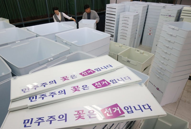 조기 대선이 오는 6월 3일로 결정된 가운데 9일 대전 대덕구 오정동 선거 관련 물품 보관 창고에서 대전시선거관리위원회 관계자가 투표함을 점검하고 있다. 2025.4.9/뉴스1 ⓒ News1 김기태 기자