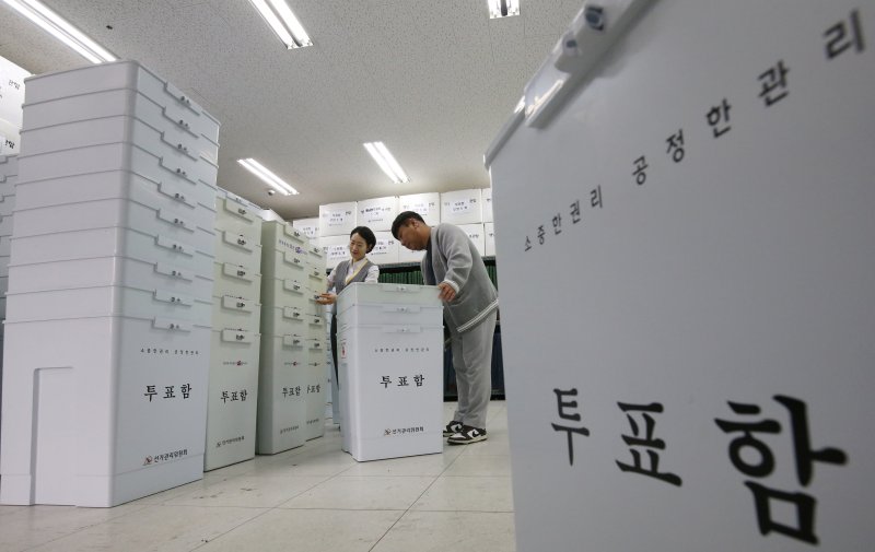 조기 대선이 오는 6월 3일로 결정된 가운데 9일 대전 대덕구 오정동 선거 관련 물품 보관 창고에서 대전시선거관리위원회 관계자가 투표함을 점검하고 있다. 2025.4.9/뉴스1 ⓒ News1 김기태 기자