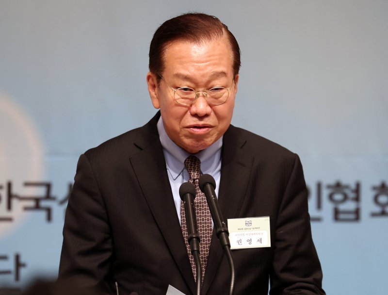 [서울=뉴시스] 이영환 기자 = 권영세 국민의힘 비상대책위원장이 7일 오후 서울 중구 한국프레스센터에서 열린 제69회 신문의 날 기념 축하연에서 축사를 하고 있다. 2025.04.07. 20hwan@newsis.com /사진=뉴시스