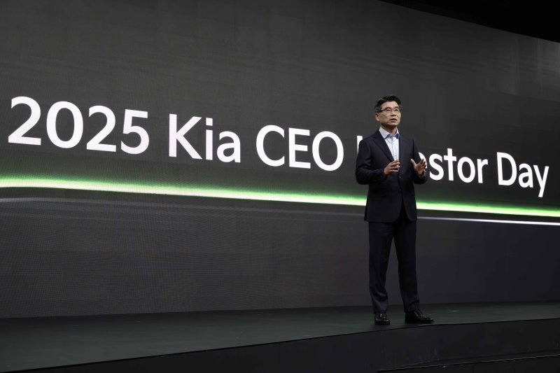 기아가 9일 서울 중구 신라호텔에서 '2025 CEO 인베스터 데이'를 개최하고 투자자와 애널리스트 등을 대상으로 '지속가능한 모빌리티 솔루션 기업'으로의 전환을 목표로 더욱 구체화된 중장기 사업 전략을 공개했다. 송호성 기아 사장이 '2025 CEO 인베스터 데이'에서 기아의 중장기 사업 전략과 재무 목표 등을 설명하고 있다. (기아 제공. 재판매 및 DB 금지) 2025.4.9/뉴스1