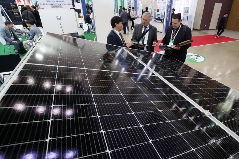 '2024 국제그린에너지엑스포'를 찾은 해외 바이어가 태양광 구조물 건설업체 부스에서 구매 상담을 진행하고 있다. 기사 내용과 관련 없음. /뉴스1 ⓒ News1 공정식 기자