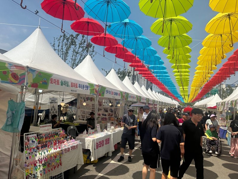 [광주(경기)=뉴시스] 광주시가 ‘제23회 퇴촌토마토거리축제’ 부스 운영자를 모집한다. 사진은 지난해 열린 토마토축제(사진=광주시 제공) 2025.04.09.photo@newsis.com