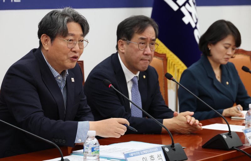 [서울=뉴시스] 조성봉 기자 = 이춘석 더불어민주당 대선특별당규준비위원장이 9일 오후 서울 여의도 국회에서 열린 민주당 대선특별당규준비위원회 제1차회의에서 발언을 하고 있다. 2025.04.09. suncho21@newsis.com