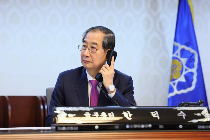 한덕수 대통령 권한대행 국무총리가 8일 정부서울청사에서 도널드 트럼프 미국 대통령과 전화 통화를 하고 있다.(국무총리실 제공. 재판매 및 DB 금지) 2025.4.8/뉴스1