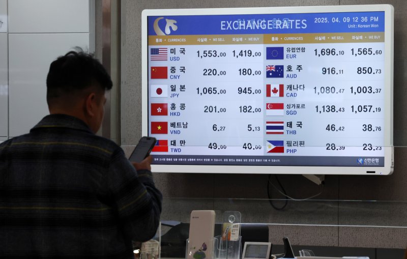 9일 오후 서울 강서구 김포공항 국제선청사 환전소에 원달러 환율을 비롯한 환율 시세가 나타내고 있다. 2025.4.9/뉴스1 ⓒ News1 박세연 기자