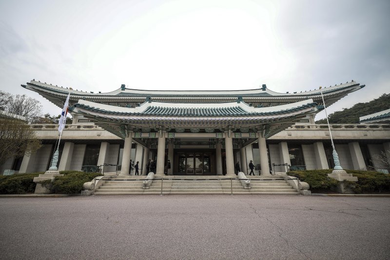 [서울=뉴시스] 정병혁 기자 = 윤석열 전 대통령에 대한 헌법재판소의 탄핵 선고 후 청와대를 찾는 발길이 늘어나고 있다. 광화문 등 인근에서 이어지던 탄핵 시위가 멈춘 데다, 조기 대선 후 대통령 집무실의 청와대 복귀 가능성도 나오는데 따른 변화로 읽힌다. 사진은 9일 서울 종로구 청와대 본관. 2025.04.09. jhope@newsis.com
