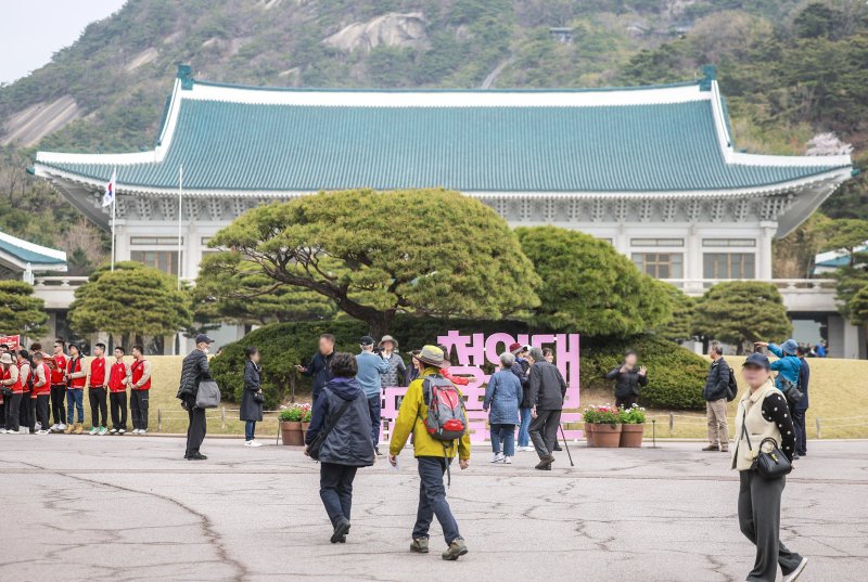 [서울=뉴시스] 정병혁 기자 = 9일 서울 종로구 청와대를 찾은 관람객들이 경내를 둘러보고 있다. 윤석열 전 대통령에 대한 헌법재판소의 탄핵 선고 후 청와대를 찾는 발길이 늘어나고 있다. 광화문 등 인근에서 이어지던 탄핵 시위가 멈춘 데다, 조기 대선 후 대통령 집무실의 청와대 복귀 가능성도 나오는데 따른 변화로 읽힌다. 2025.04.09. jhope@newsis.com