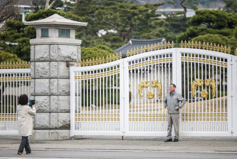 [서울=뉴시스] 정병혁 기자 = 9일 서울 종로구 청와대를 찾은 관람객들이 청와대 봉황문 앞에서 사진을 찍고 있다.윤석열 전 대통령에 대한 헌법재판소의 탄핵 선고 후 청와대를 찾는 발길이 늘어나고 있다. 광화문 등 인근에서 이어지던 탄핵 시위가 멈춘 데다, 조기 대선 후 대통령 집무실의 청와대 복귀 가능성도 나오는데 따른 변화로 읽힌다. 2025.04.09. jhope@newsis.com