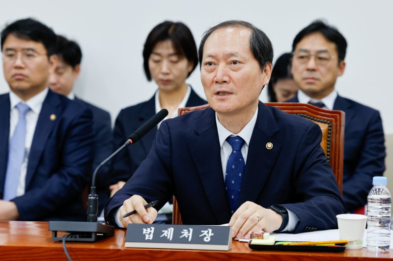 헌법재판관 후보자로 지명된 이완규 법제처장이 9일 오후 서울 여의도 국회에서 열린 법제사법위원회 제424회 국회(임시회) 제1차 전체회의에 출석해 의원 질의에 답하고 있다. 2025.4.9/뉴스1 ⓒ News1 안은나 기자