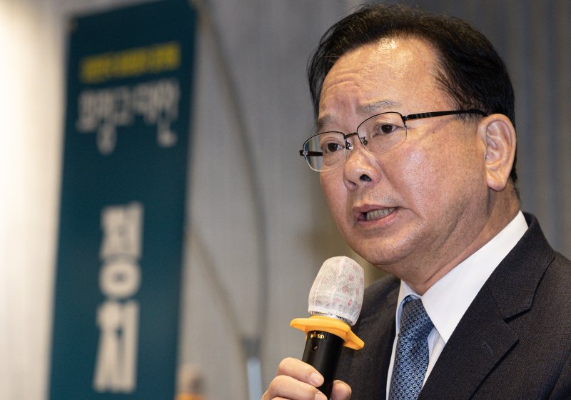 김부겸 전 국무총리가 18일 오후 경기도 광명시 일직동 광명역사컨벤션웨딩홀에서 열린 비명(비이재명)계 주도의 야권 대선주자 연대 플랫폼 '희망과 대안' 포럼 창립식에서 축사를 하고 있다. 2025.2.18/뉴스1 ⓒ News1 이재명 기자