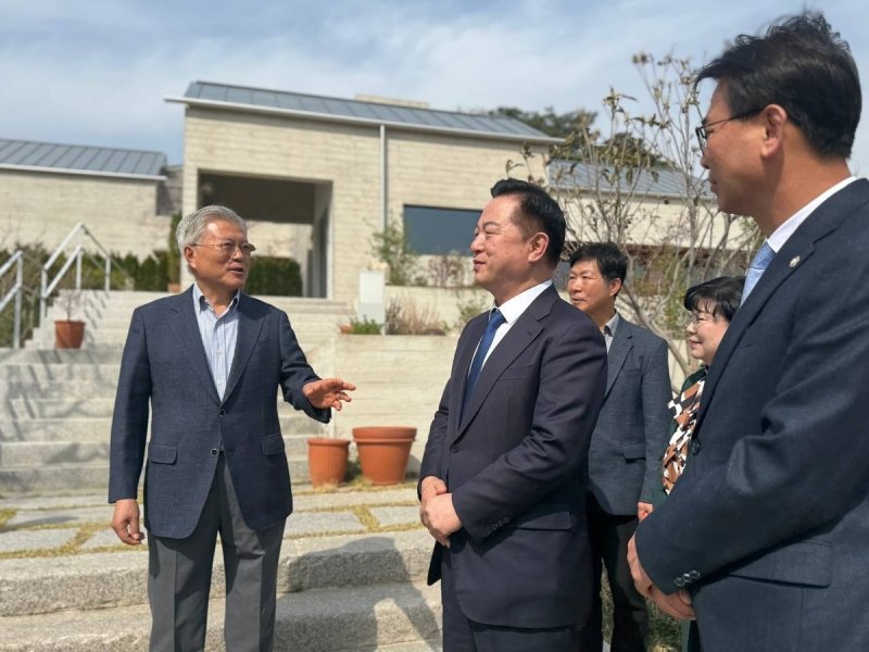 김두관 전 의원 만난 문재인 전 대통령 (출처=연합뉴스)