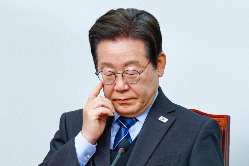 이재명 더불어민주당 대표가 9일 오전 서울 여의도 국회에서 열린 최고위원회의에서 최고위원 발언을 듣고 있다. 2025.4.9/뉴스1 ⓒ News1 안은나 기자
