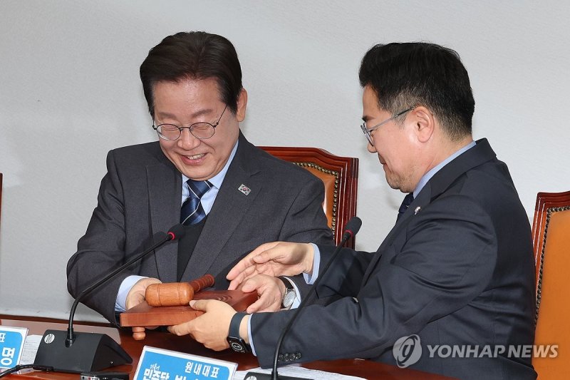 의사봉 넘기는 이재명 대표 (출처=연합뉴스)