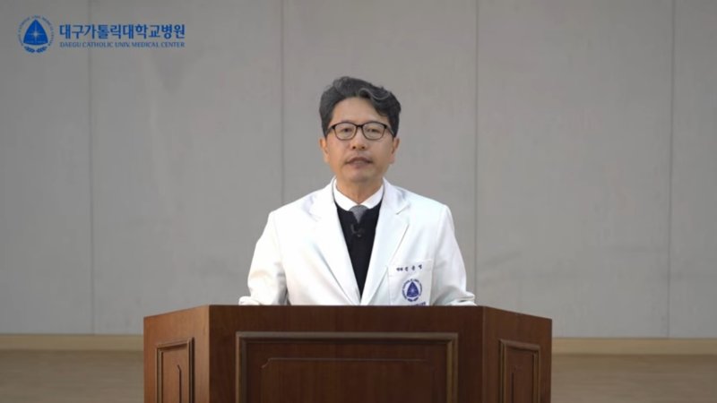 [대구=뉴시스] 대구가톨릭대병원 김윤영 병원장이 대구가톨릭대병원 유튜브를 통해 신생아 학대 논란을 공식적으로 사과했다. (사진=대구가톨릭대병원 유튜브 캡처) photo@newsis.com *재판매 및 DB 금지