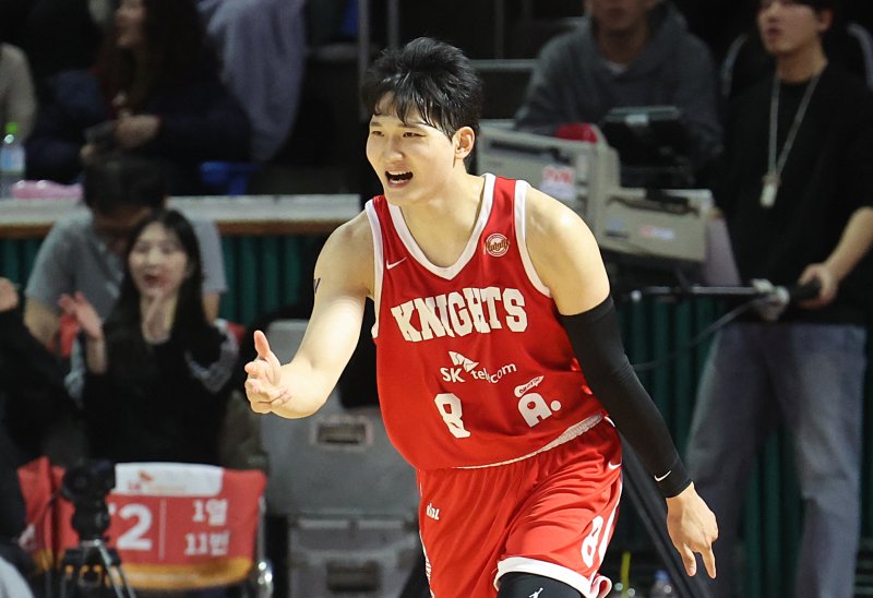 [서울=뉴시스] 김금보 기자 = 지난 2월3일 서울 송파구 잠실학생체육관에서 열린 프로농구 2024~2025 KBL리그 서울 SK 나이츠와 창원 LG 세이커스의 경기, 4쿼터 SK 안영준이 3점슛을 넣고 기뻐하고 있다. 2025.02.03. kgb@newsis.com