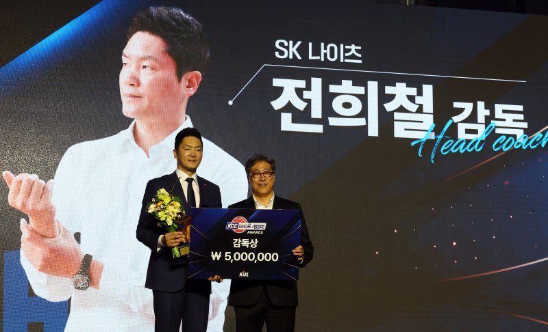 [서울=뉴시스] 박주성 기자 = 9일 서울 삼성동 그랜드 인터컨티넨탈 서울 파르나스 그랜드 볼룸에서 열린 2024~2025시즌 KCC 프로농구 시상식에서 SK 나이츠 전희철 감독이 감독상을 수상하고 있다. 2025.04.09. park7691@newsis.com