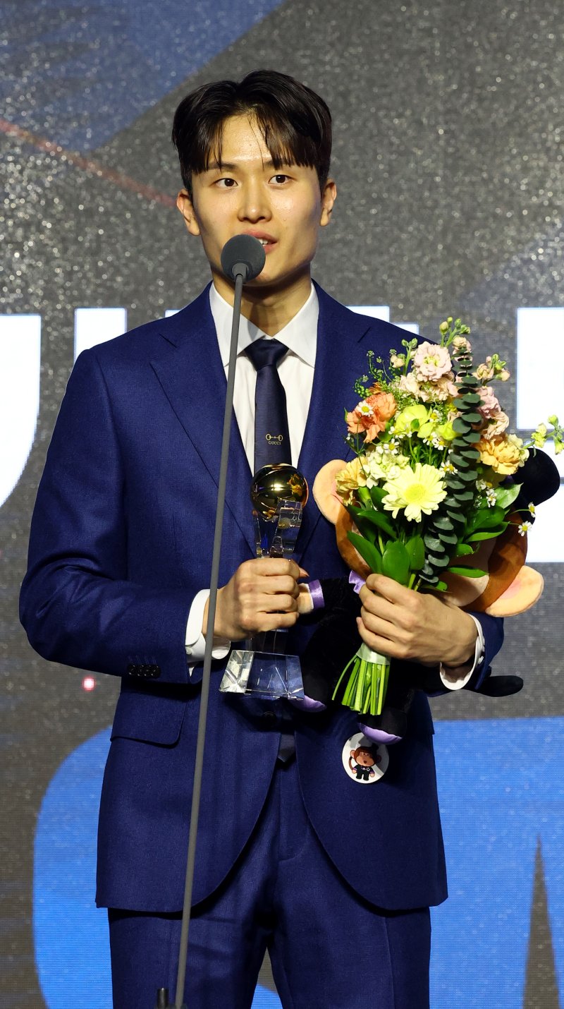 [서울=뉴시스] 박주성 기자 = 9일 서울 삼성동 그랜드 인터컨티넨탈 서울 파르나스 그랜드 볼룸에서 열린 2024~2025시즌 KCC 프로농구 시상식에서 LG 세이커스 양준석이 기량발전상을 수상해 소감을 말하고 있다. 2025.04.09. park7691@newsis.com