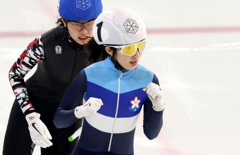 [서울=뉴시스] 추상철 기자 = 9일 오후 서울 양천구 목동실내빙상장에서 열린 '2025/26시즌 쇼트트랙 국가대표 1차 선발대회' 여자부 1000m 결승, 김길리(횐, 성남시청)가 1위를 한 후 기뻐하고 있다. 2025.04.09. scchoo@newsis.com