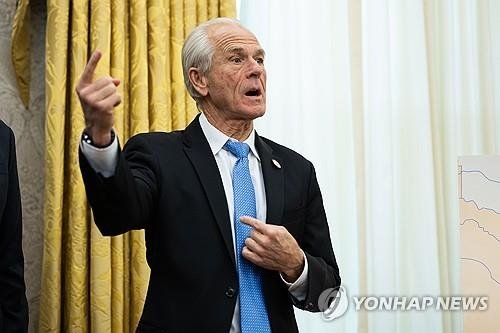 머스크·나바로 '관세정책' 충돌... "車 조립업자" "진짜 바보" 비방