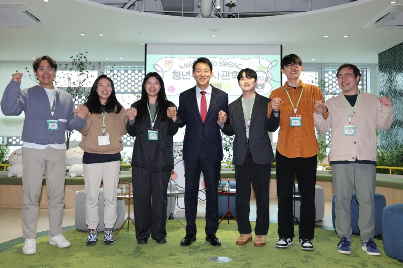 오세훈 서울시장이 9일 오후 서울 도봉구 청년취업사관학교 도봉캠퍼스에서 열린 간담회에서 참석자들과 기념 촬영을 하고 있다. 오 시장은 오는 13일 서울시정 핵심으로 삼은 '약자동행'을 상징할 수 있는 곳에서 대선 출마를 선언할 예정이다. 2025.4.9/뉴스1 ⓒ News1 신웅수 기자