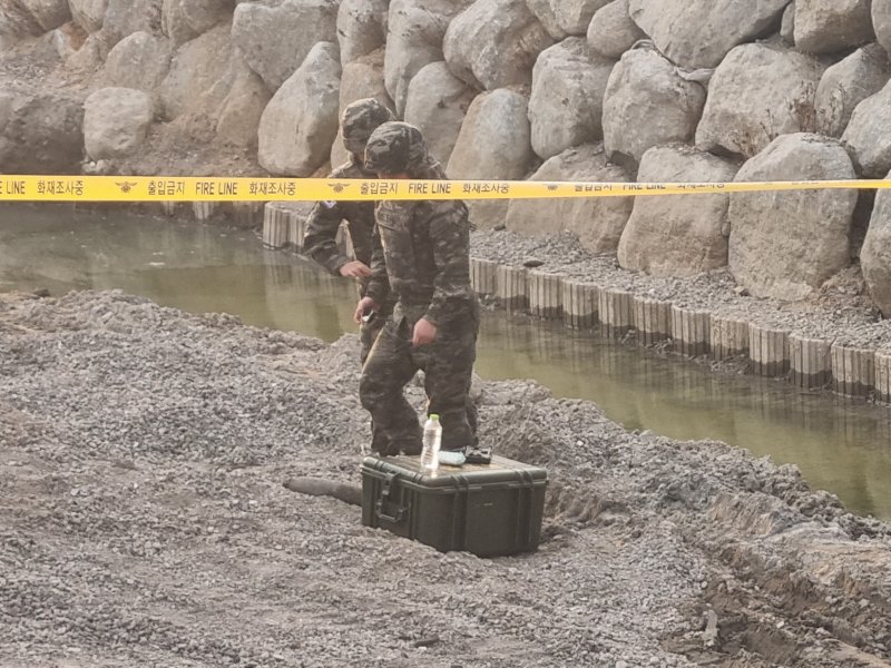 [포항=뉴시스] 안병철 기자 = 9일 오후 4시50분께 경북 포항시 북구 학산천 공사 현장 인근에서 포탄 한 발이 발견됐다.(사진=독자 제공) 2025.04.09. photo@newsis.com