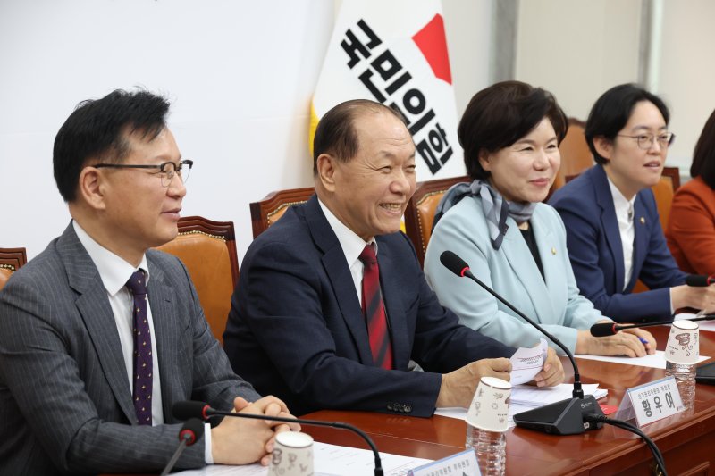 [서울=뉴시스] 조성봉 기자 = 황우영 국민의힘 선거관리위원장이 9일 오전 서울 여의도 국회에서 열린 제1차 선거관리위원회의에서 발언을 하고 있다. 2025.04.09. suncho21@newsis.com