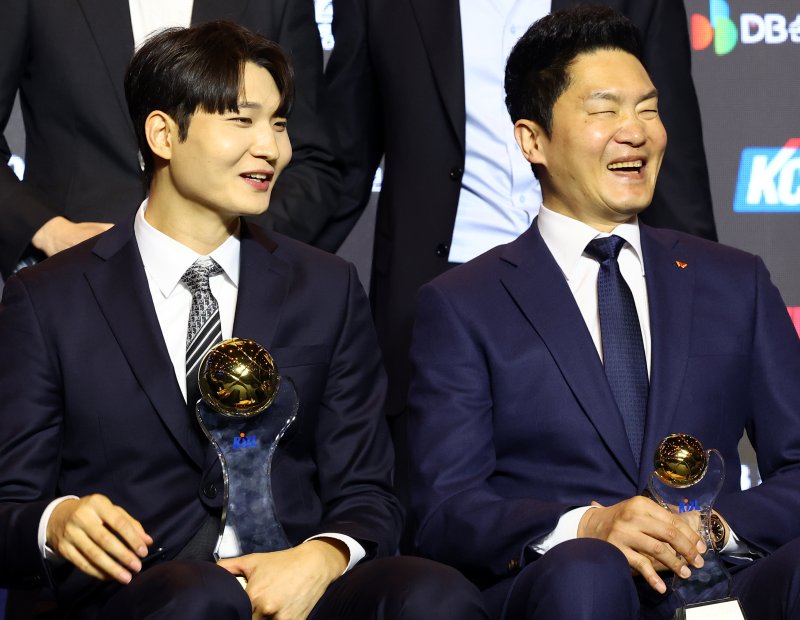 [서울=뉴시스] 박주성 기자 = 9일 서울 삼성동 그랜드 인터컨티넨탈 서울 파르나스 그랜드 볼룸에서 열린 2024~2025시즌 KCC 프로농구 시상식에서 국내선수 MVP를 수상한 SK 나이츠 안영준(왼쪽)이 감독상을 수상한 SK 나이츠 전희철 감독과 웃으며 이야기를 나누고 있다. 2025.04.09. park7691@newsis.com