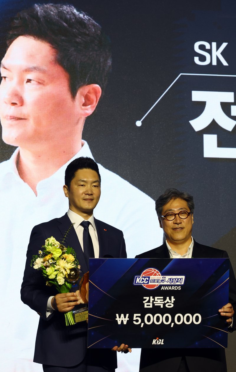 [서울=뉴시스] 박주성 기자 = 9일 서울 삼성동 그랜드 인터컨티넨탈 서울 파르나스 그랜드 볼룸에서 열린 2024~2025시즌 KCC 프로농구 시상식에서 SK 나이츠 전희철 감독이 감독상을 수상하고 있다. 2025.04.09. park7691@newsis.com