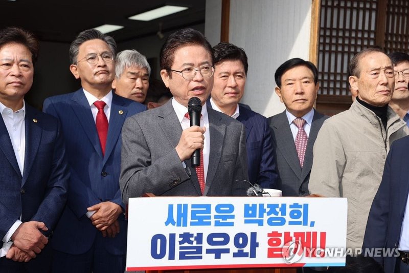 이철우 경북도지사, 박정희 전 대통령 생가서 대선 출마 선언 (출처=연합뉴스)