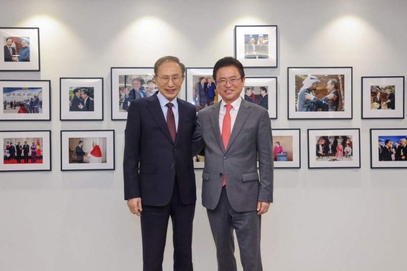 이명박 전 대통령과 이철우 경북도지사 (출처=연합뉴스)