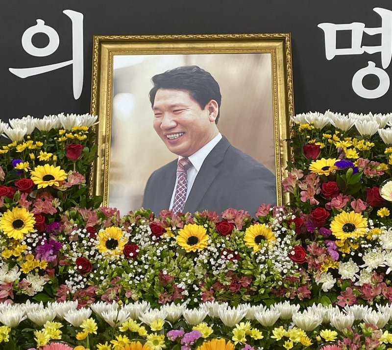 [대구=뉴시스] 정재익 기자 = 9일 대구 동구청 4층 대회의실에 차려진 고 정궁호 기장을 애도하기 위한 분향소에 영정이 놓여 있다.정 기장은 지난 6일 대구 북구 서변동에서 발생한 산불을 헬기를 타고 진화하다 추락해 숨졌다. 2025.04.09. jjikk@newsis.com