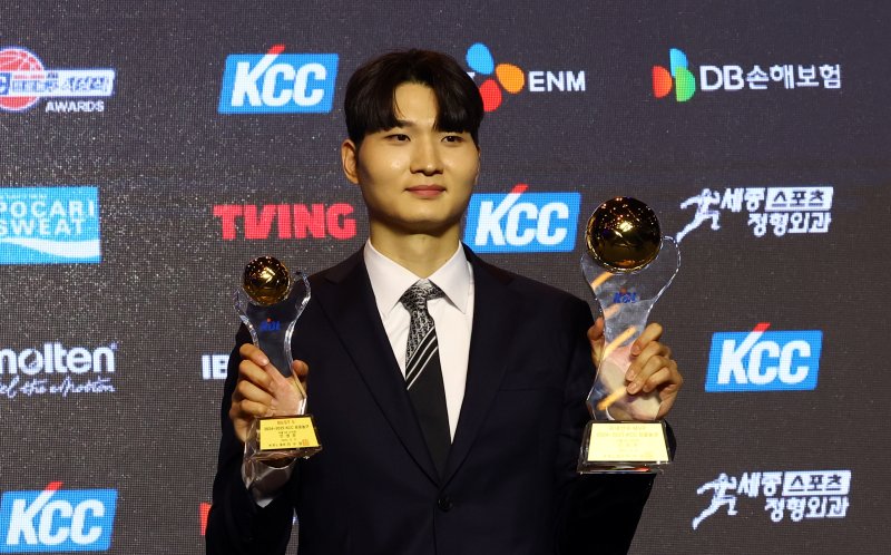 [서울=뉴시스] 박주성 기자 = 9일 서울 삼성동 그랜드 인터컨티넨탈 서울 파르나스 그랜드 볼룸에서 열린 2024~2025시즌 KCC 프로농구 시상식에서 SK 나이츠 안영준이 국내선수 MVP와 베스트5를 수상해 포즈를 취하고 있다. 2025.04.09. park7691@newsis.com