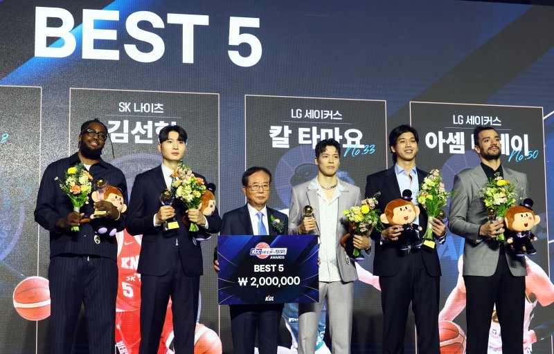 [서울=뉴시스] 박주성 기자 = 9일 서울 삼성동 그랜드 인터컨티넨탈 서울 파르나스 그랜드 볼룸에서 열린 2024~2025시즌 KCC 프로농구 시상식에서 베스트5상을 수상한 선수들이 기념촬영을 하고 있다. 왼쪽부터 SK 나이츠 자밀 워니, SK 나이츠 안영준, 이수광 총재, SK 나이츠 김선형, LG 세이커스 칼 타마요, LG 세이커스 아셈 마레이. 2025.04.09. park7691@newsis.com